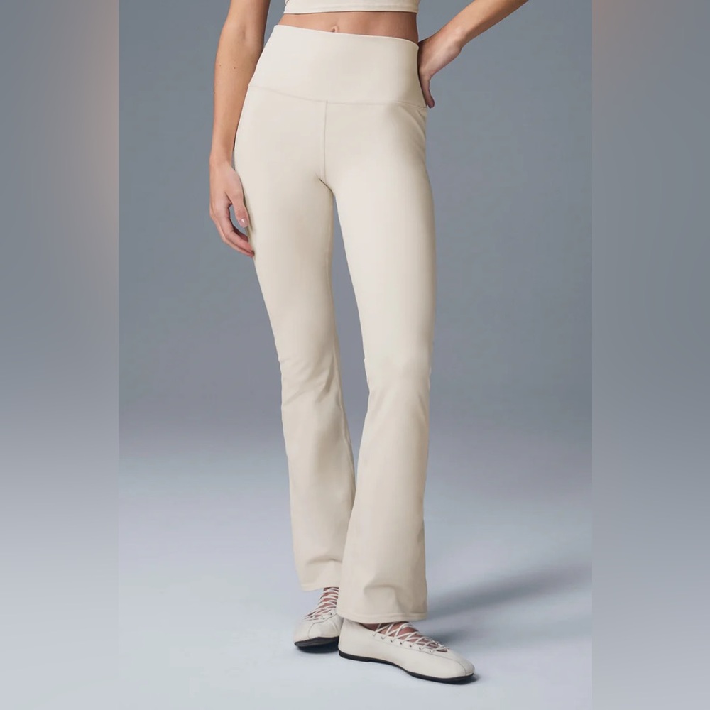 Alo Yoga Oat Milk Airbrush High Waist 7/8 Bootcut legging Size Small BNWT